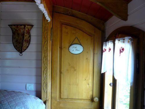 La Cle Des Roulottes Hotel Pluvigner Bagian luar foto