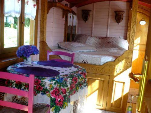 La Cle Des Roulottes Hotel Pluvigner Bagian luar foto