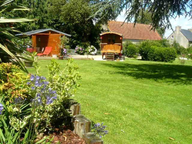 La Cle Des Roulottes Hotel Pluvigner Bagian luar foto